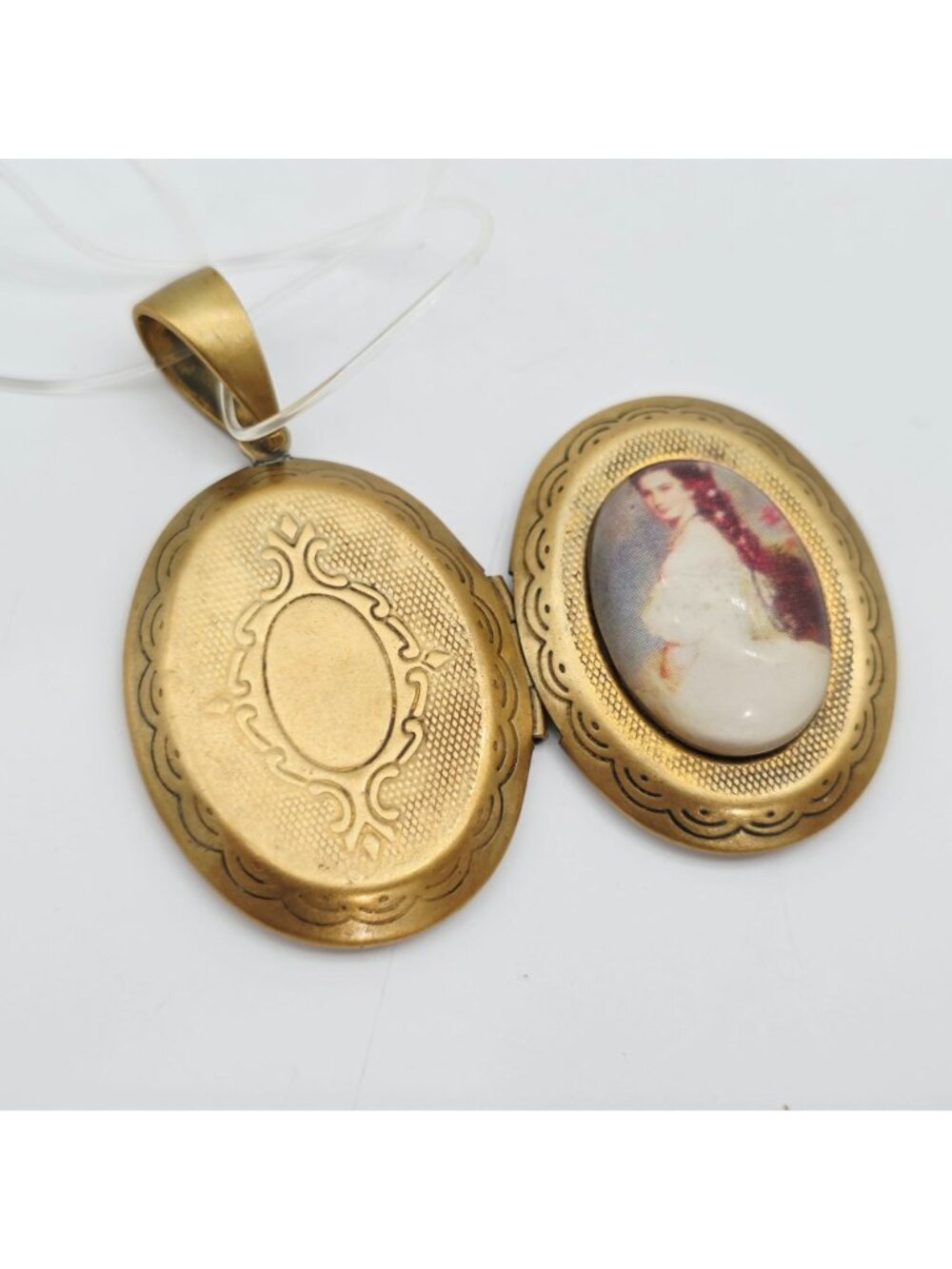 Vintage Antique Oval Brass Locket Pendant Victorian Portrait Insert Hinged - Picture 3 of 10